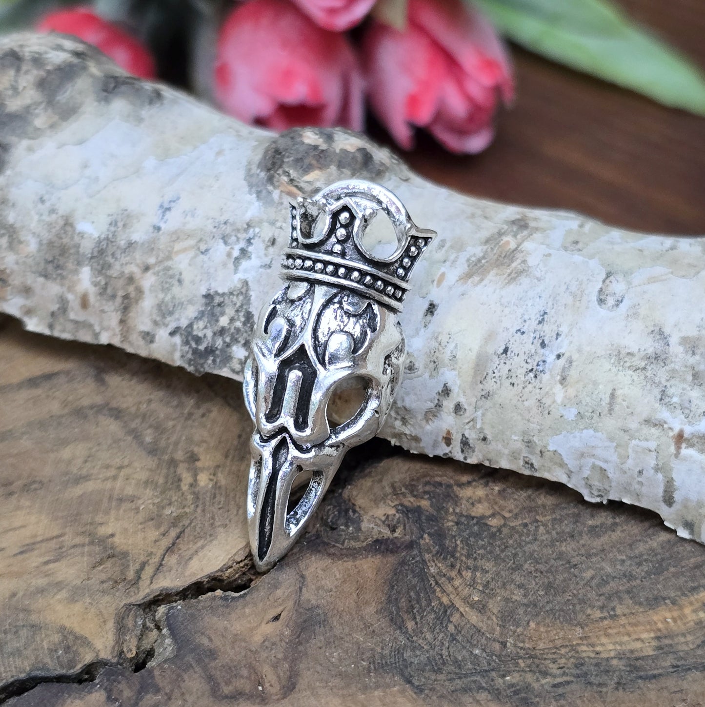 Das Bild zeigt einen Anhänger Krähenschädel, Rabenschädel &nbsp;mit Krone, antik silberfarbig, 33mm

... für einen mystischen und zeitlosen Look.

Der Anhänger hat oben am Schädel eine feste Öse und eignet sich hervorragend für die individuelle Schmuckherstellung.