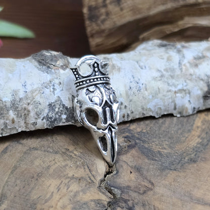 Das Bild zeigt einen Anhänger Krähenschädel, Rabenschädel &nbsp;mit Krone, antik silberfarbig, 33mm

... für einen mystischen und zeitlosen Look.

Der Anhänger hat oben am Schädel eine feste Öse und eignet sich hervorragend für die individuelle Schmuckherstellung.