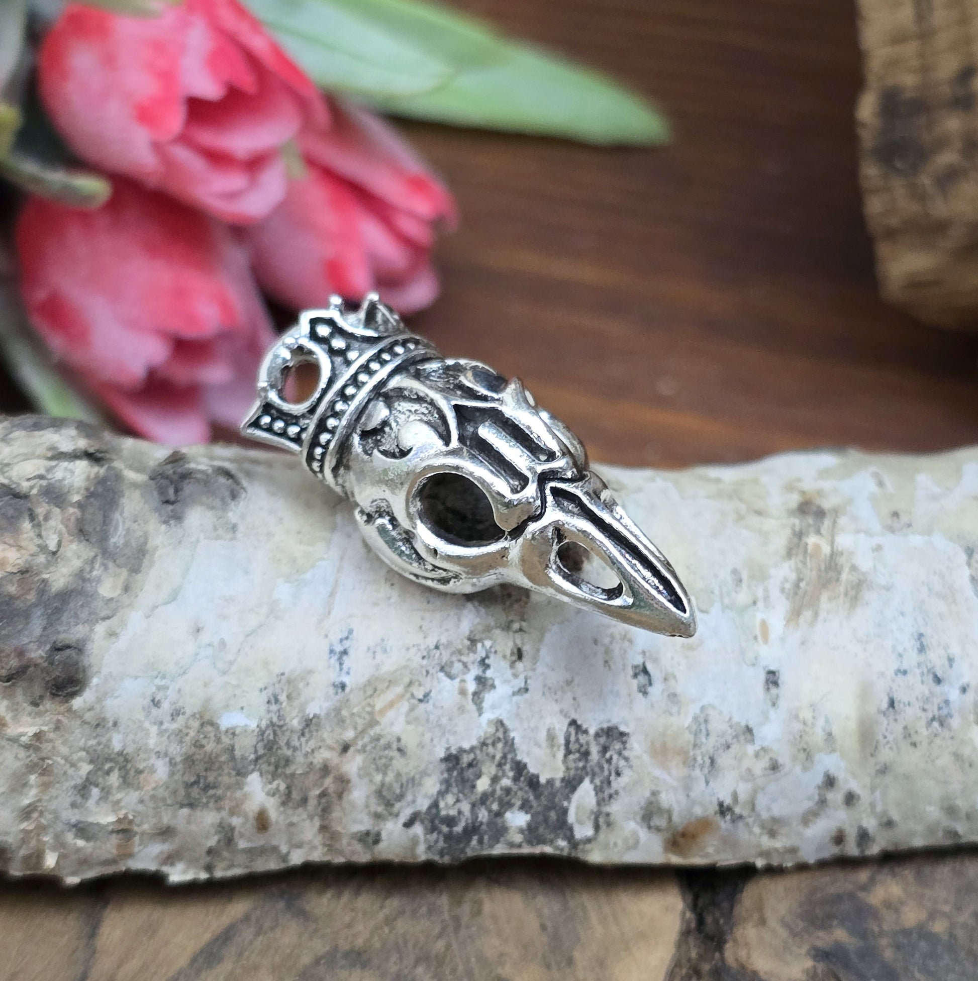 Das Bild zeigt einen Anhänger Krähenschädel, Rabenschädel mit Krone, antik silberfarbig, 33mm

... für einen mystischen und zeitlosen Look.

Der Anhänger hat oben am Schädel eine feste Öse und eignet sich hervorragend für die individuelle Schmuckherstellung.