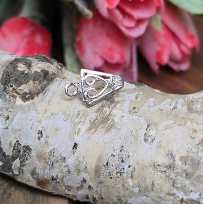 Diese 2 Schnörkel-Anhängerösen sind nicht nur stilvoll, sondern auch äußerst vielseitige Schmuckzubehörteile. Mit ihrer glänzenden .925 Sterling Versilberung werden sie zu edlen Komponenten, die sich perfekt als Aufhängevorrichtungen für Schmuckstücke und Edelsteine eignen.