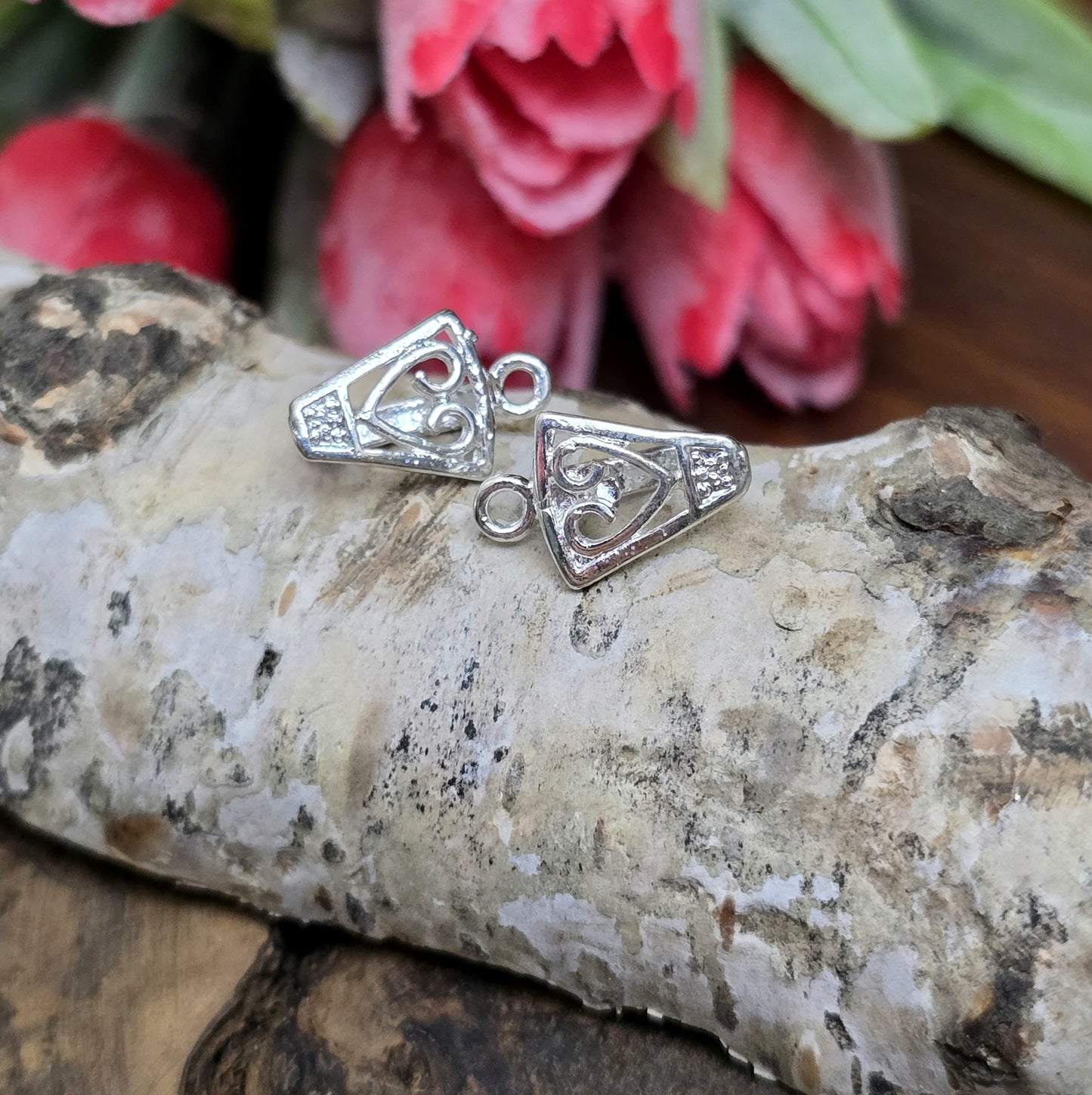Diese 2 Schnörkel-Anhängerösen sind nicht nur stilvoll, sondern auch äußerst vielseitige Schmuckzubehörteile. Mit ihrer glänzenden .925 Sterling Versilberung werden sie zu edlen Komponenten, die sich perfekt als Aufhängevorrichtungen für Schmuckstücke und Edelsteine eignen.