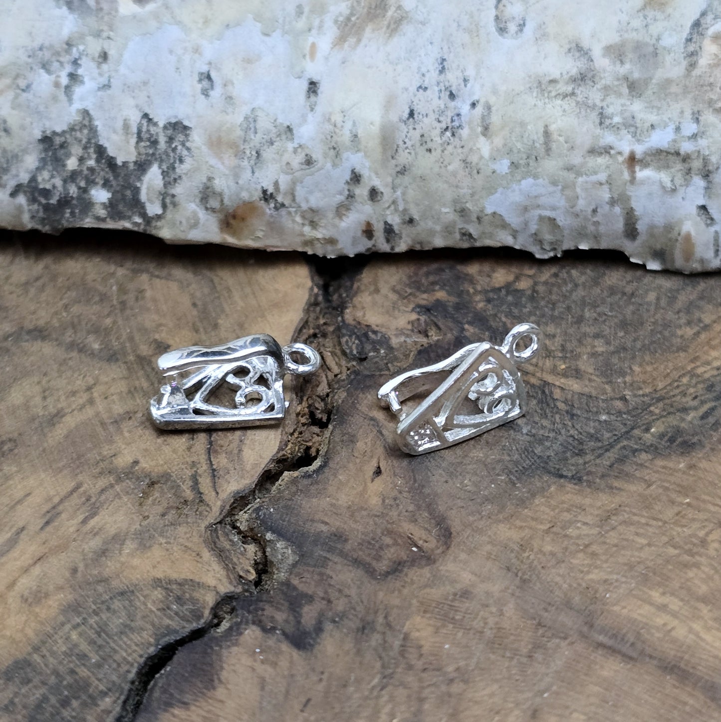 Diese 2 Schnörkel-Anhängerösen sind nicht nur stilvoll, sondern auch äußerst vielseitige Schmuckzubehörteile. Mit ihrer glänzenden .925 Sterling Versilberung werden sie zu edlen Komponenten, die sich perfekt als Aufhängevorrichtungen für Schmuckstücke und Edelsteine eignen.