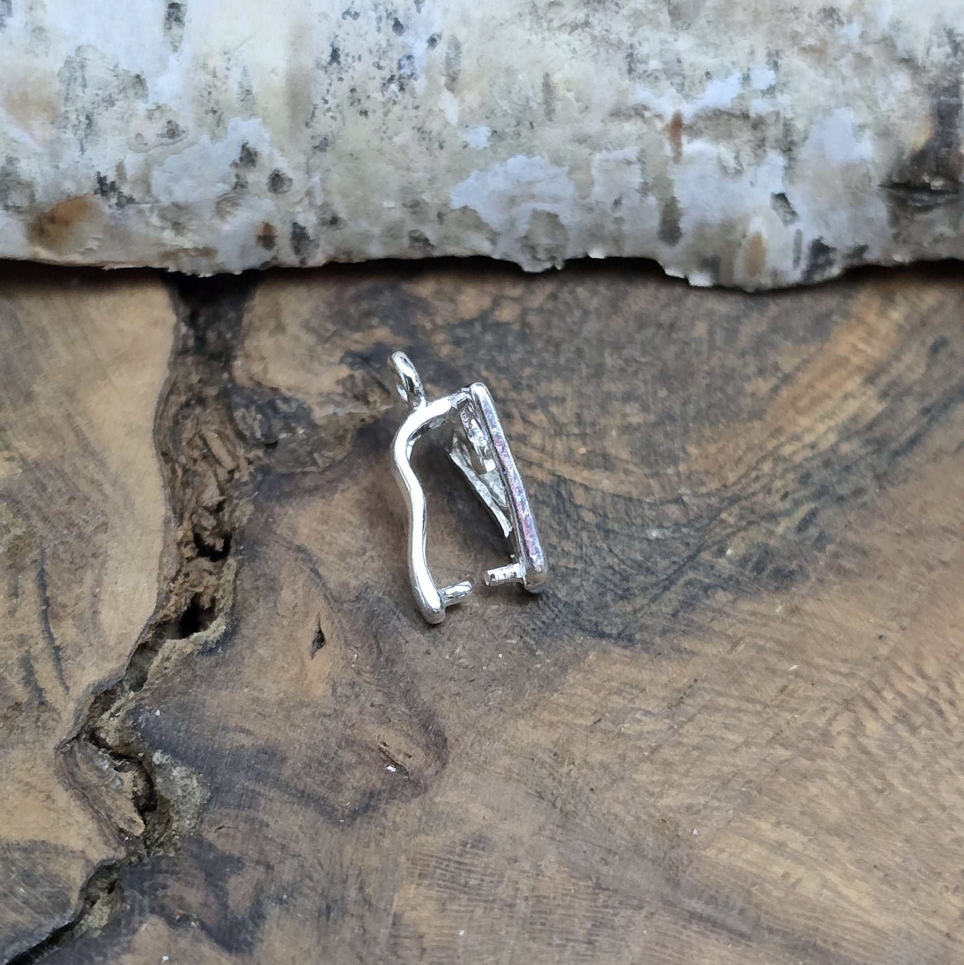 Diese 2 Schnörkel-Anhängerösen sind nicht nur stilvoll, sondern auch äußerst vielseitige Schmuckzubehörteile. Mit ihrer glänzenden .925 Sterling Versilberung werden sie zu edlen Komponenten, die sich perfekt als Aufhängevorrichtungen für Schmuckstücke und Edelsteine eignen.