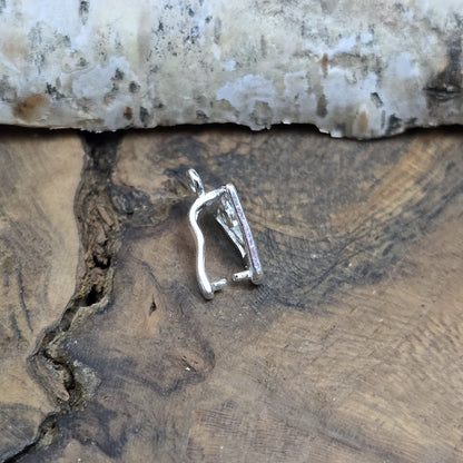 Diese 2 Schnörkel-Anhängerösen sind nicht nur stilvoll, sondern auch äußerst vielseitige Schmuckzubehörteile. Mit ihrer glänzenden .925 Sterling Versilberung werden sie zu edlen Komponenten, die sich perfekt als Aufhängevorrichtungen für Schmuckstücke und Edelsteine eignen.