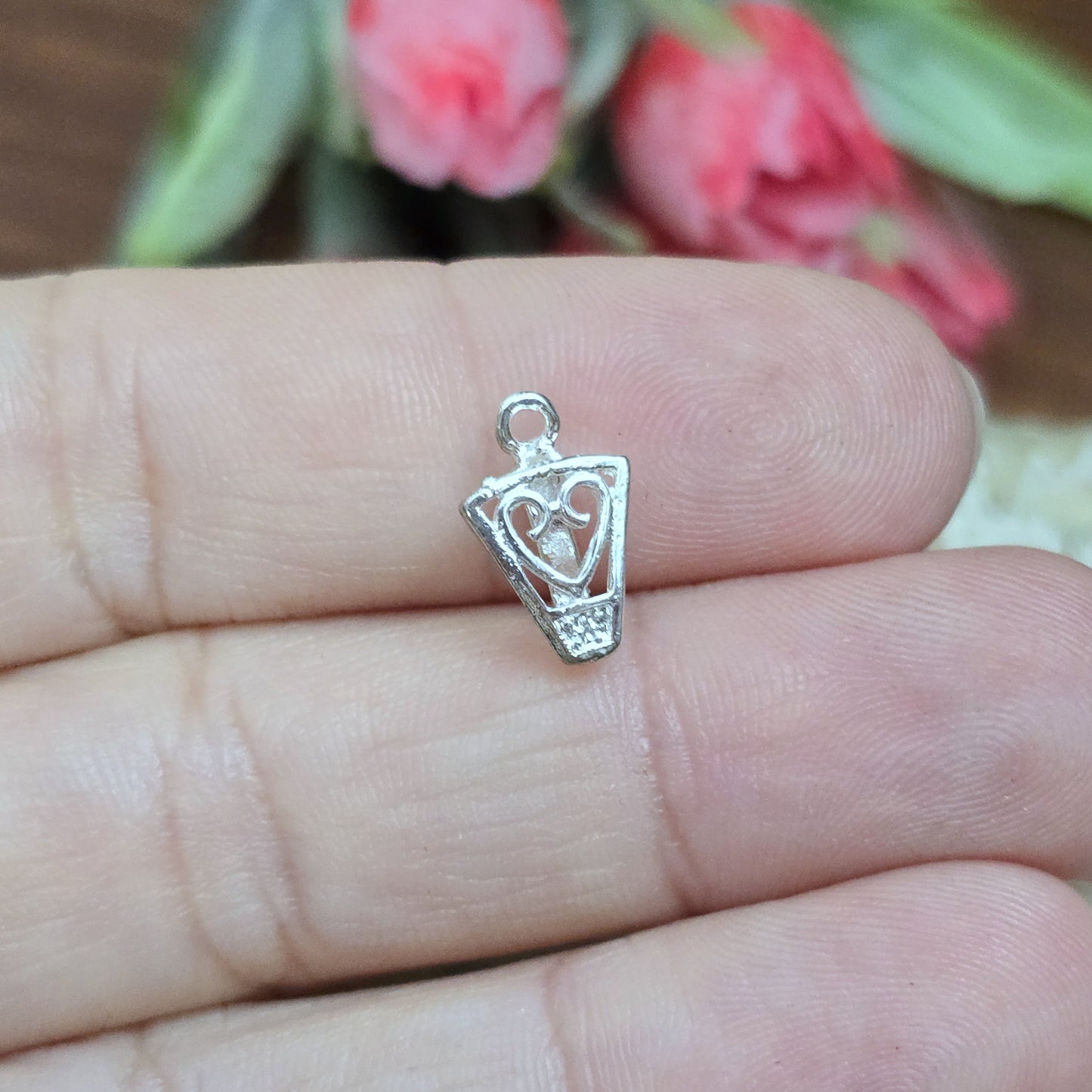 Diese 2 Schnörkel-Anhängerösen sind nicht nur stilvoll, sondern auch äußerst vielseitige Schmuckzubehörteile. Mit ihrer glänzenden .925 Sterling Versilberung werden sie zu edlen Komponenten, die sich perfekt als Aufhängevorrichtungen für Schmuckstücke und Edelsteine eignen.