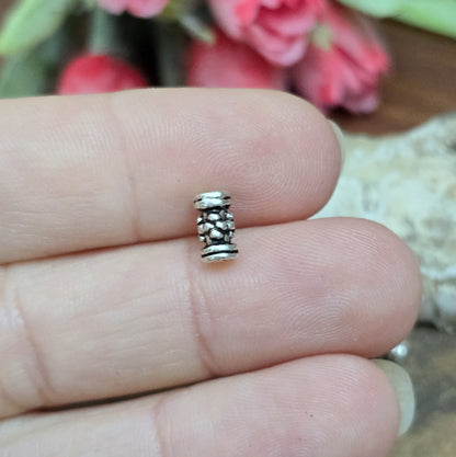 12 Ethno Metallperlen Tube, Walze, 7x3mm, antik silberfarbig

Setze eindrucksvolle Akzente in deinen Schmuckkreationen mit diesen 12 kleinen, walzenförmigen Metallperlen, die mit einem ansprechenden Ethno-Muster versehen sind.