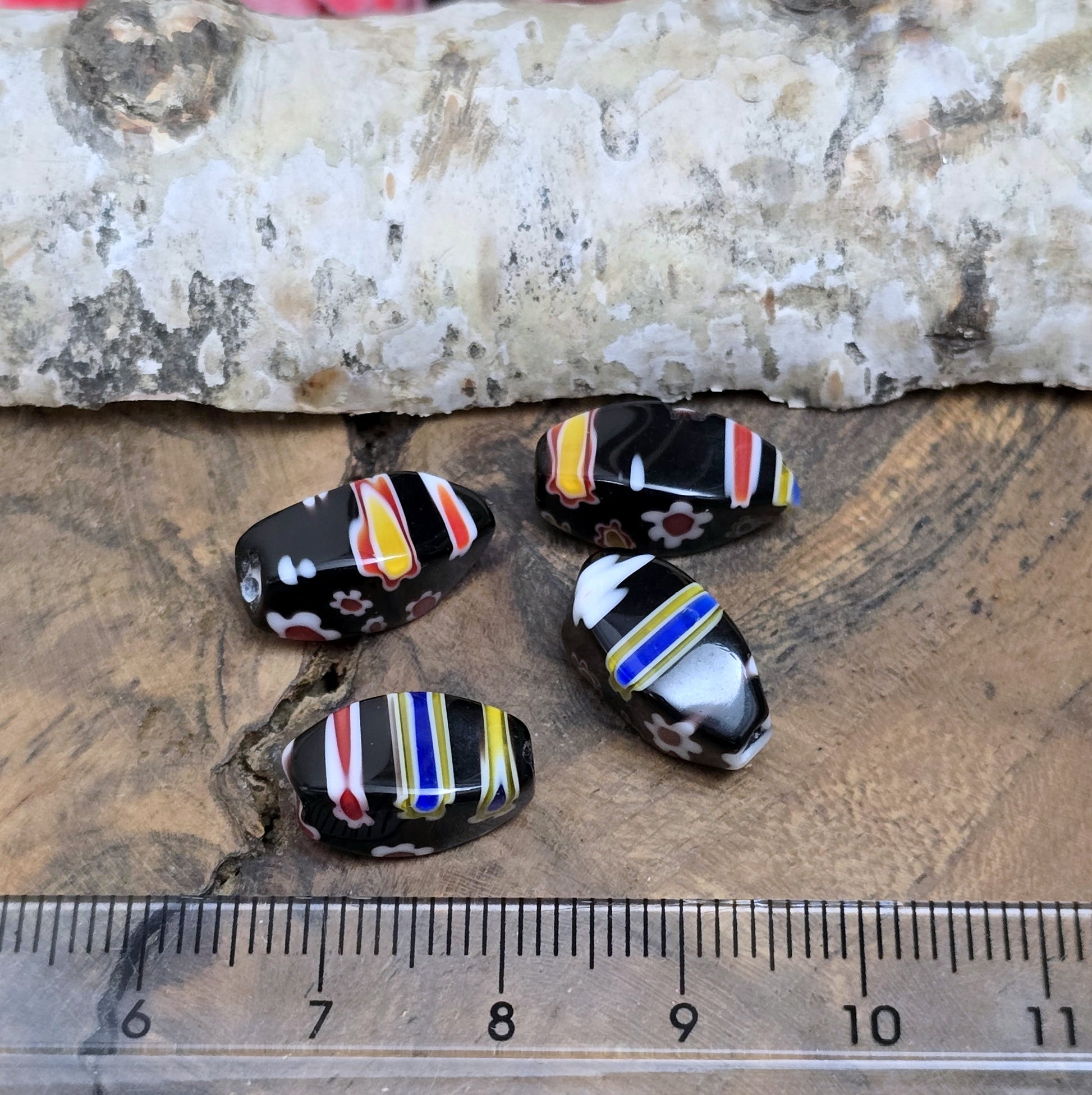 4 wunderschöne Millefiori Glasperlen in charmanter Nuggetform. Diese faszinierenden schwarzen Perlen sind perfekt für die Schaffung einzigartiger und individueller Schmuckstücke. Sie eignen sich hervorragend für die Gestaltung von Ketten, Armbändern und Ohrringen.
