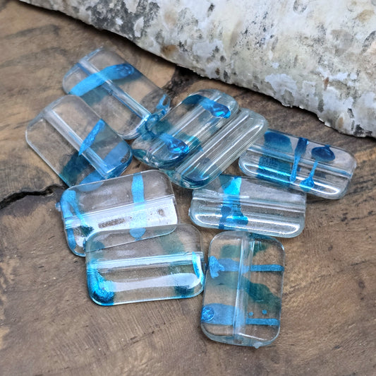 Mit 28 leichten Perlen aus klarem Acryl in Kissenform, die mit faszinierenden petrolfarbenen Akzenten verziert sind, eröffnen sich grenzenlose kreative Möglichkeiten.  Diese vielseitigen Perlen sind nicht nur perfekt für die Schmuckherstellung, sondern auch ideal für DIY-Projekte wie das Gestalten von luftigen Ketten, funkelnden Perlenvorhängen, auffälligen Suncatchern, oder einzigartigen Schlüsselanhängern.
