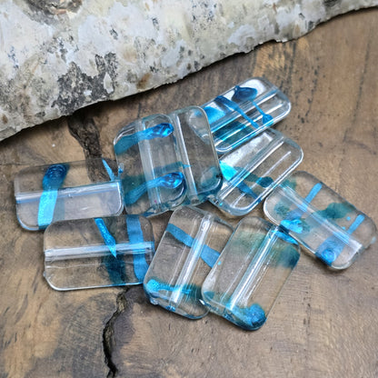 Mit 28 leichten Perlen aus klarem Acryl in Kissenform, die mit faszinierenden petrolfarbenen Akzenten verziert sind, eröffnen sich grenzenlose kreative Möglichkeiten.  Diese vielseitigen Perlen sind nicht nur perfekt für die Schmuckherstellung, sondern auch ideal für DIY-Projekte wie das Gestalten von luftigen Ketten, funkelnden Perlenvorhängen, auffälligen Suncatchern, oder einzigartigen Schlüsselanhängern.