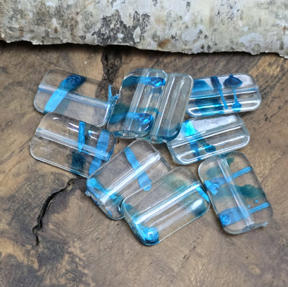 Mit 28 leichten Perlen aus klarem Acryl in Kissenform, die mit faszinierenden petrolfarbenen Akzenten verziert sind, eröffnen sich grenzenlose kreative Möglichkeiten.  Diese vielseitigen Perlen sind nicht nur perfekt für die Schmuckherstellung, sondern auch ideal für DIY-Projekte wie das Gestalten von luftigen Ketten, funkelnden Perlenvorhängen, auffälligen Suncatchern, oder einzigartigen Schlüsselanhängern.