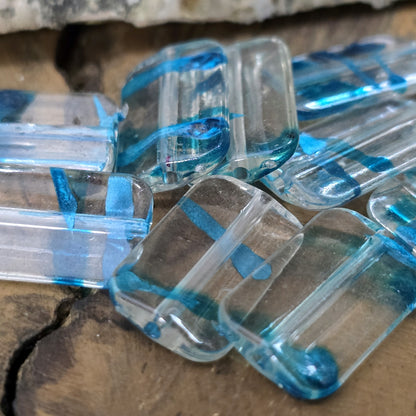 Mit 28 leichten Perlen aus klarem Acryl in Kissenform, die mit faszinierenden petrolfarbenen Akzenten verziert sind, eröffnen sich grenzenlose kreative Möglichkeiten.  Diese vielseitigen Perlen sind nicht nur perfekt für die Schmuckherstellung, sondern auch ideal für DIY-Projekte wie das Gestalten von luftigen Ketten, funkelnden Perlenvorhängen, auffälligen Suncatchern, oder einzigartigen Schlüsselanhängern.
