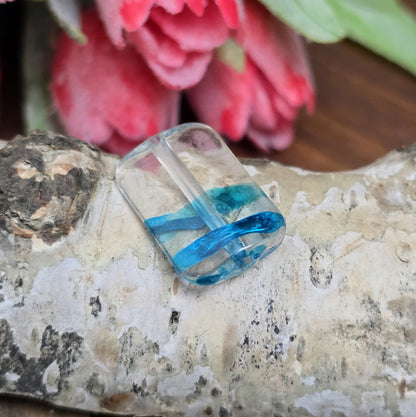 Mit 28 leichten Perlen aus klarem Acryl in Kissenform, die mit faszinierenden petrolfarbenen Akzenten verziert sind, eröffnen sich grenzenlose kreative Möglichkeiten.  Diese vielseitigen Perlen sind nicht nur perfekt für die Schmuckherstellung, sondern auch ideal für DIY-Projekte wie das Gestalten von luftigen Ketten, funkelnden Perlenvorhängen, auffälligen Suncatchern, oder einzigartigen Schlüsselanhängern.
