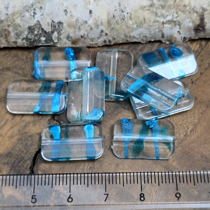 Mit 28 leichten Perlen aus klarem Acryl in Kissenform, die mit faszinierenden petrolfarbenen Akzenten verziert sind, eröffnen sich grenzenlose kreative Möglichkeiten.  Diese vielseitigen Perlen sind nicht nur perfekt für die Schmuckherstellung, sondern auch ideal für DIY-Projekte wie das Gestalten von luftigen Ketten, funkelnden Perlenvorhängen, auffälligen Suncatchern, oder einzigartigen Schlüsselanhängern.