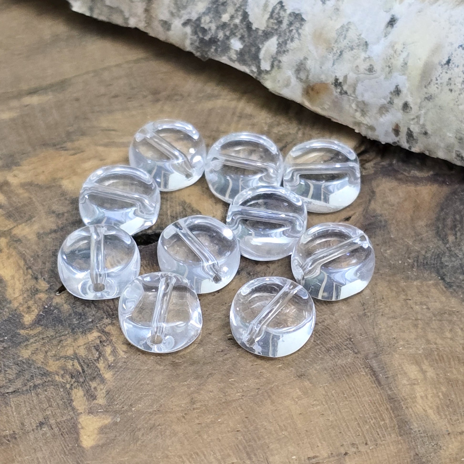 Kleine, flache Glasperlen transparent und farblos, für die individuelle Schmuckherstellung.