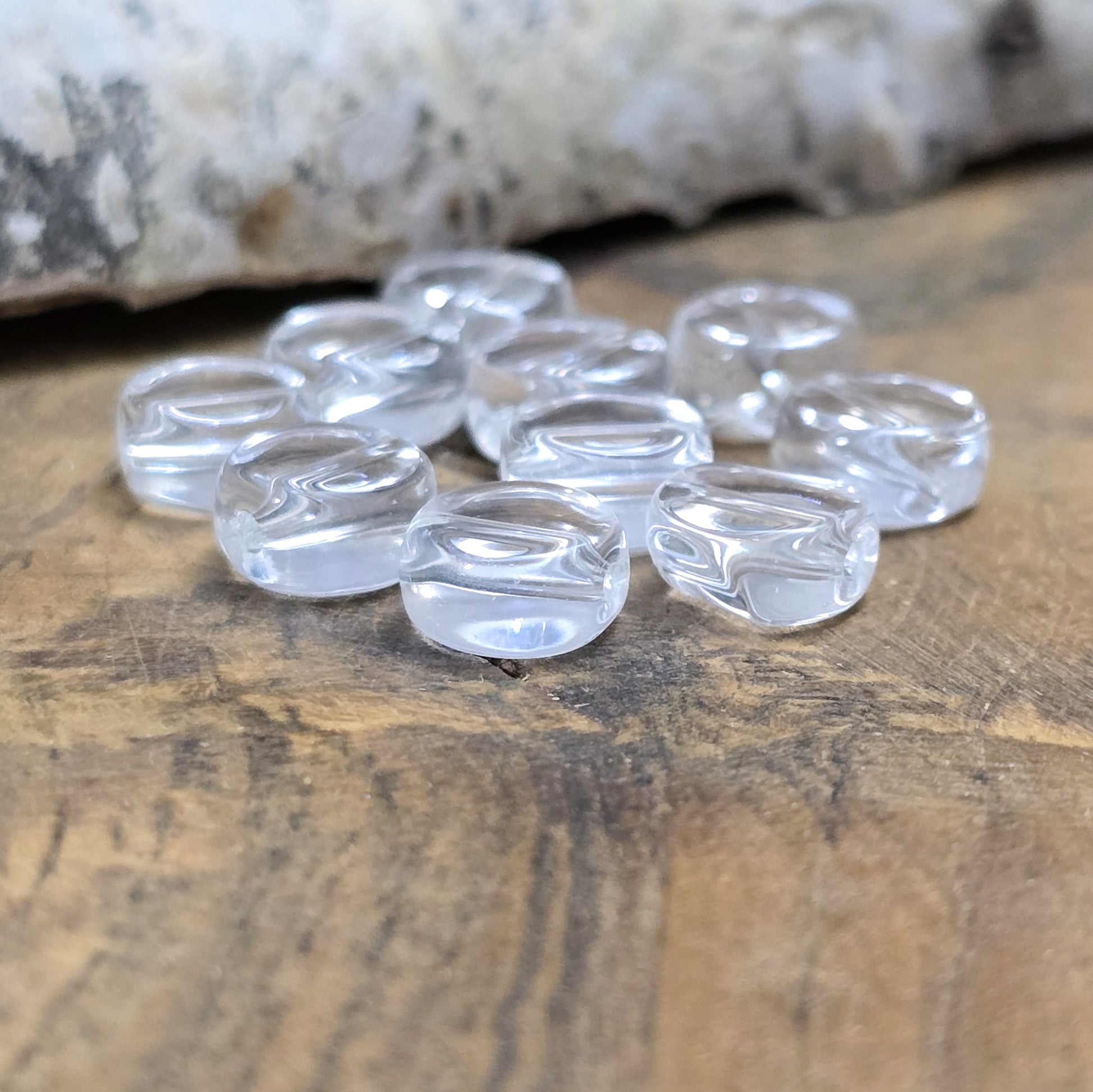 Kleine, flache Glasperlen transparent und farblos, für die individuelle Schmuckherstellung.