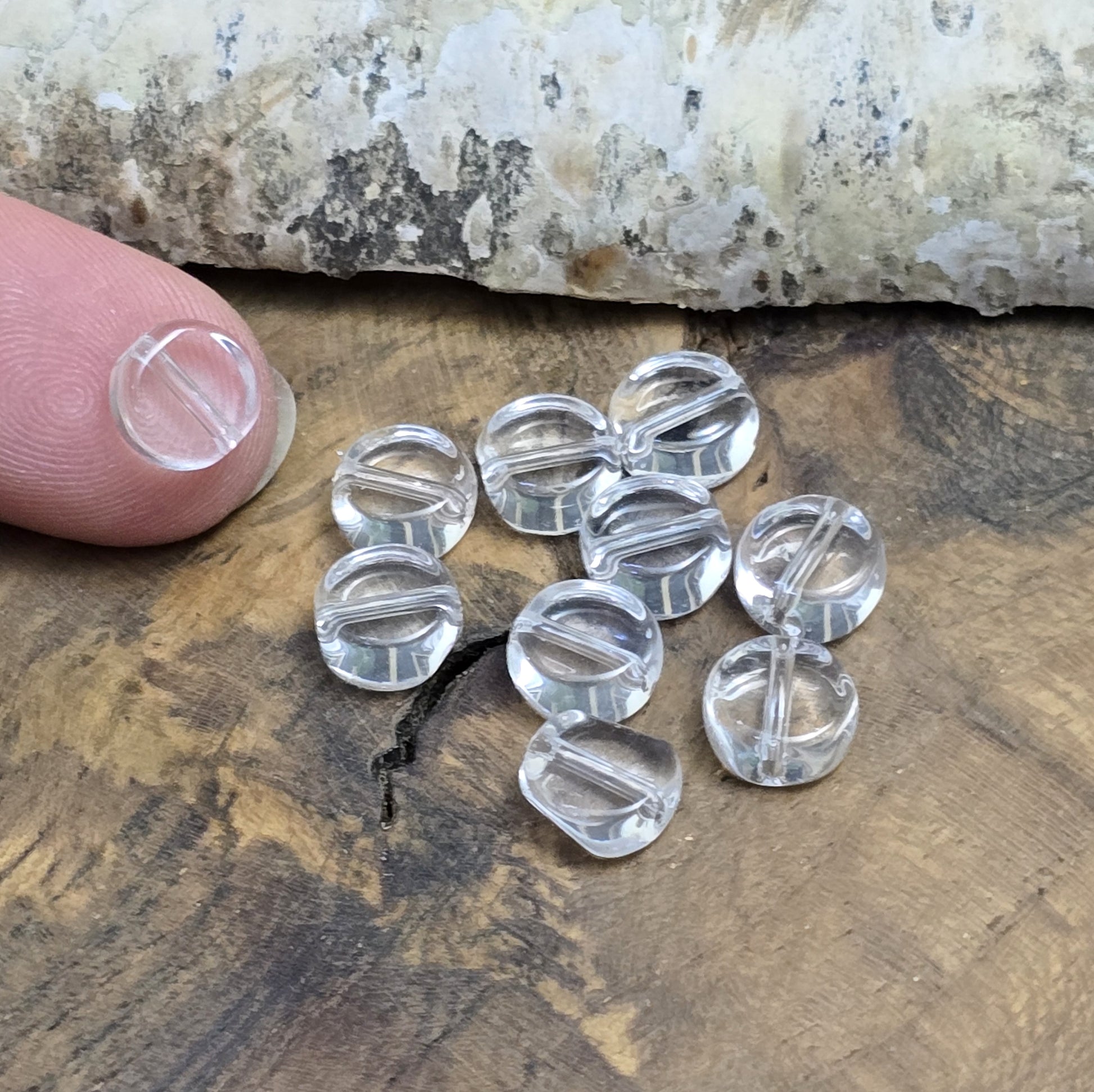 Kleine, flache Glasperlen transparent und farblos, für die individuelle Schmuckherstellung.