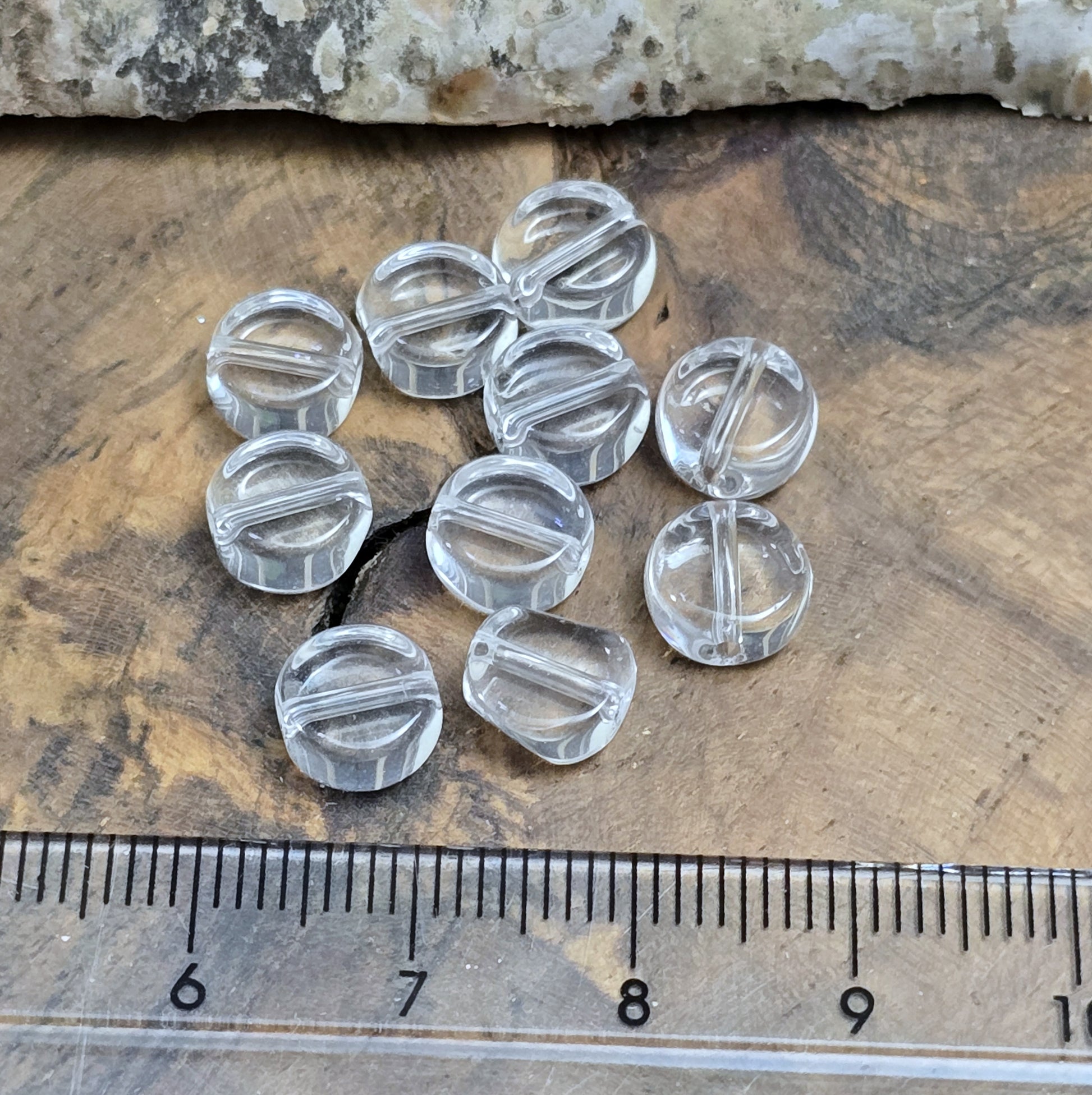 Kleine, flache Glasperlen transparent und farblos, für die individuelle Schmuckherstellung.