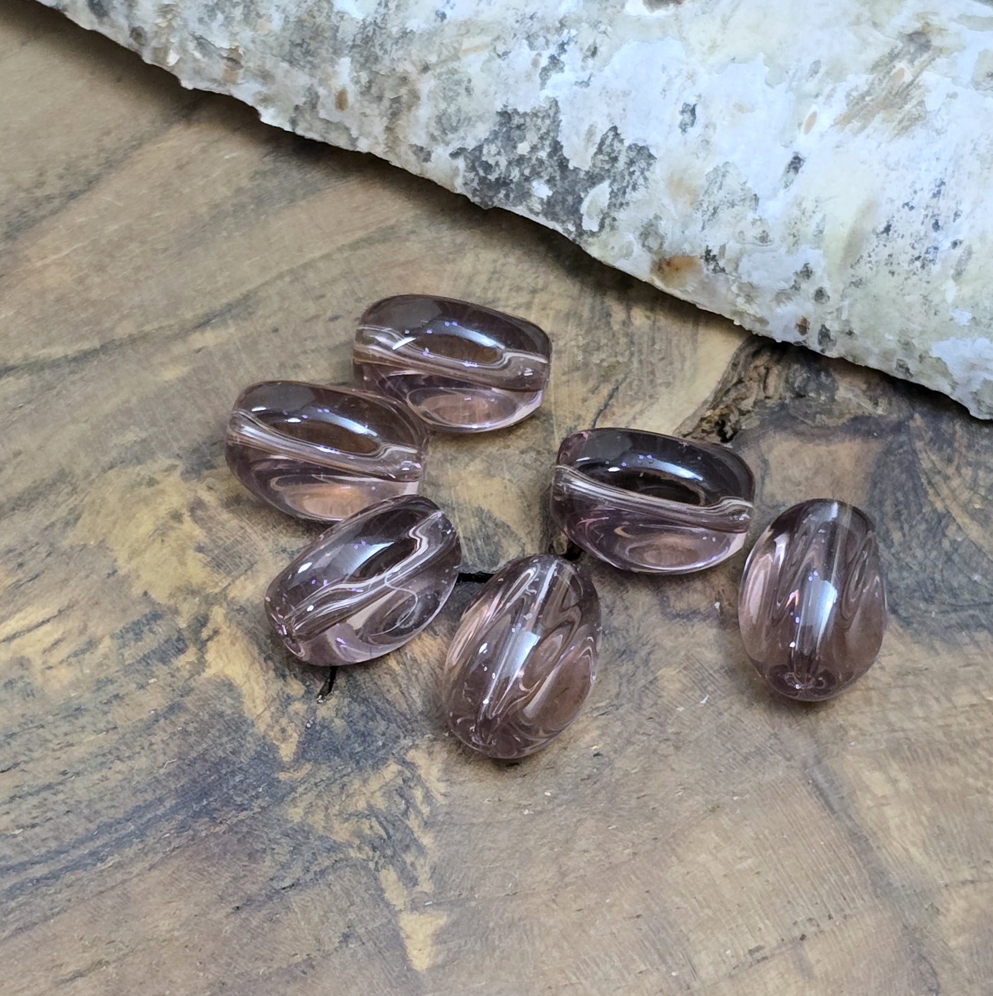 Das Bild 12 transparente Glasperlen in Nuggetform – Amethyst – 13mm – Für strahlende Schmuckkreationen
