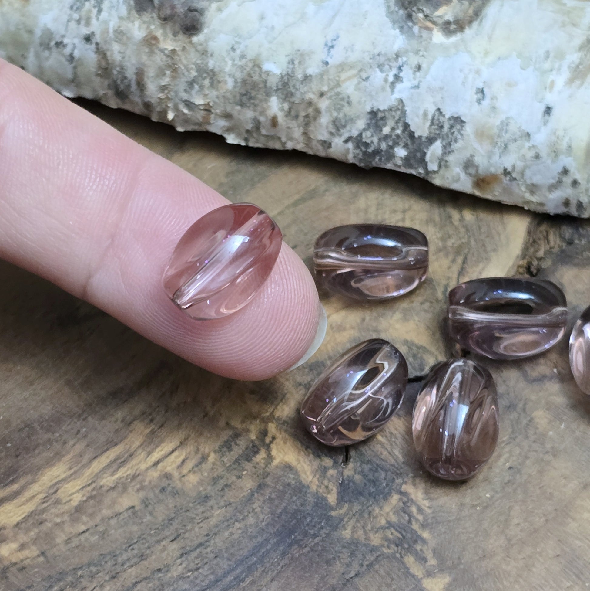 Das Bild 12 transparente Glasperlen in Nuggetform – Amethyst – 13mm – Für strahlende Schmuckkreationen