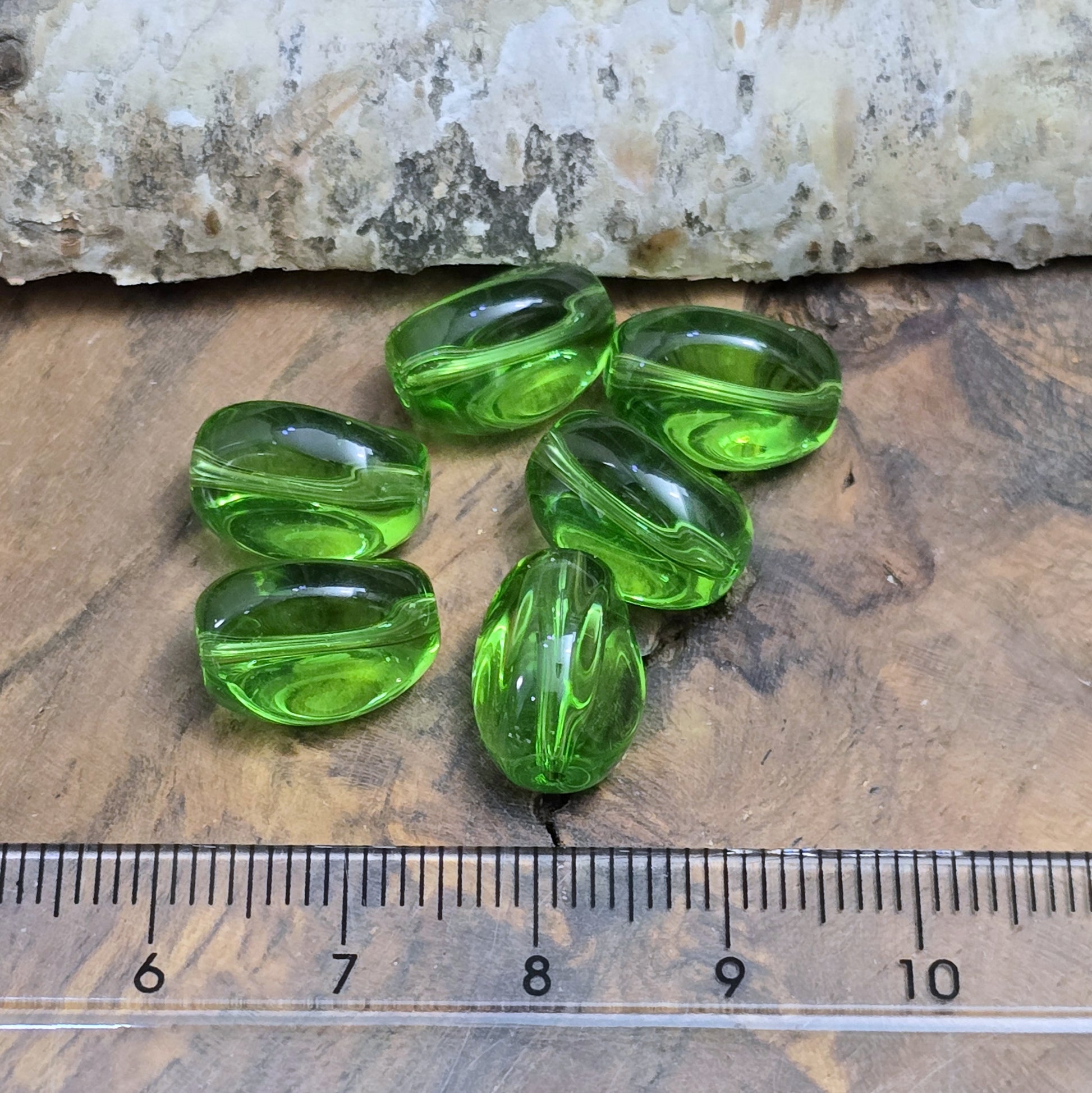 Das Bild zeigt 2 transparente Glasperlen in Nuggetform – Grün – 13mm – Frische Eleganz für deine Schmuckkreationen