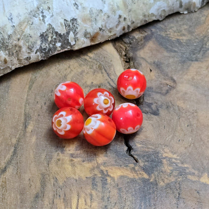 Das Bild zeigt 6 Millefiori Glasperlen – Rot – 8mm – Farbenfrohe Akzente für deine Schmuckkreationen