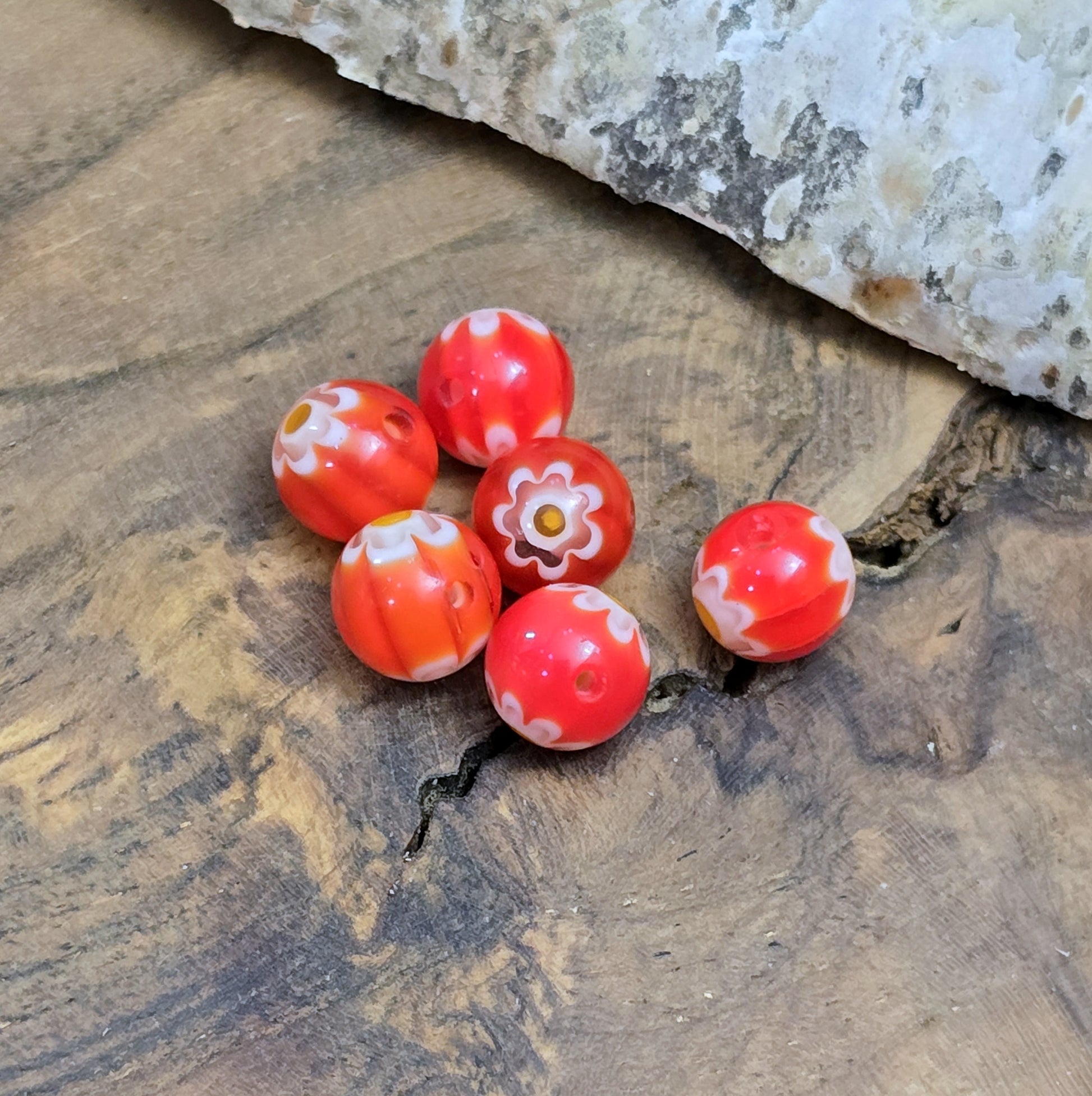 Das Bild zeigt 6 Millefiori Glasperlen – Rot – 8mm – Farbenfrohe Akzente für deine Schmuckkreationen