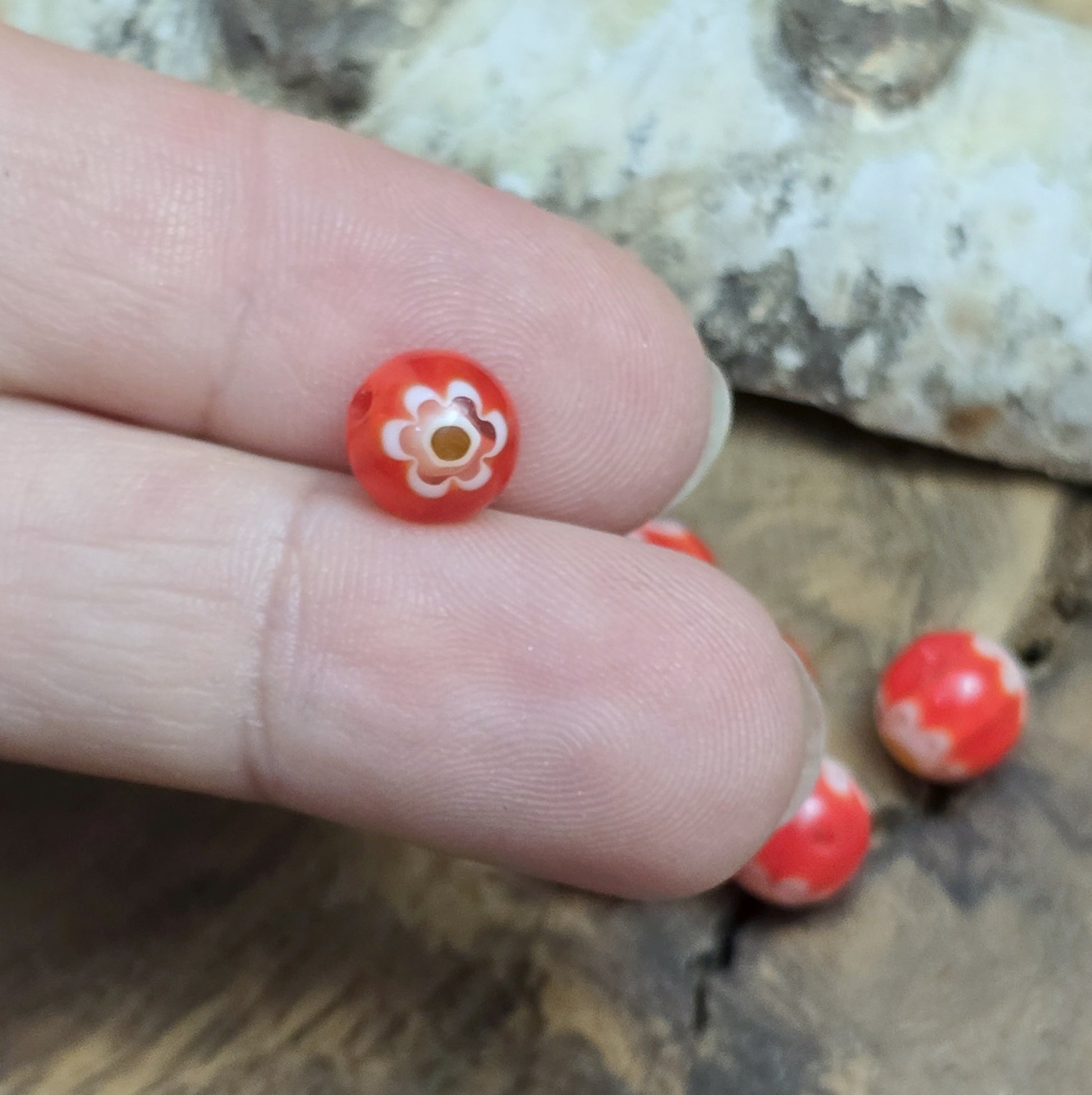 Das Bild zeigt 6 Millefiori Glasperlen – Rot – 8mm – Farbenfrohe Akzente für deine Schmuckkreationen
