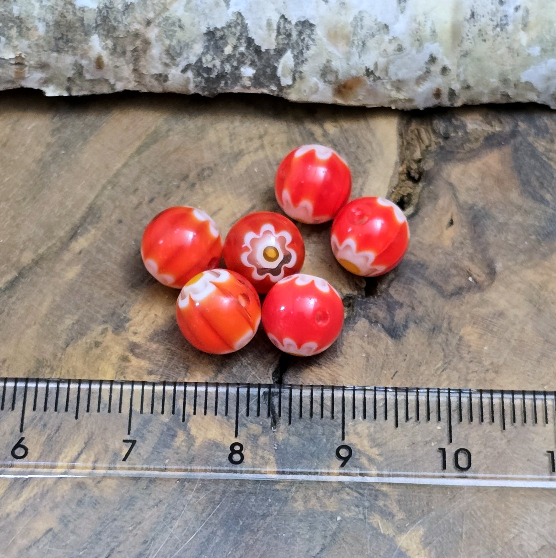Das Bild zeigt 6 Millefiori Glasperlen – Rot – 8mm – Farbenfrohe Akzente für deine Schmuckkreationen