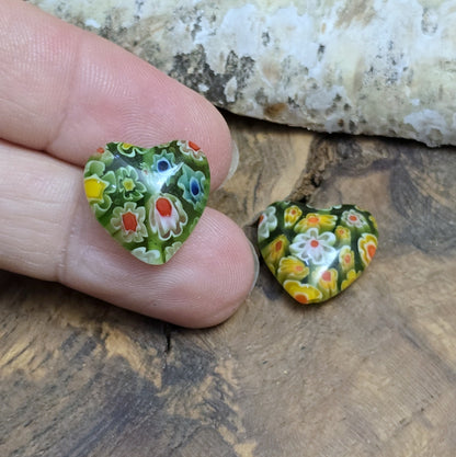 Das Bild zeigt 2 Millefiori Glasperlen – Herzform – Grün – 16mm – Zeitlose Eleganz für deine Schmuckkreationen
