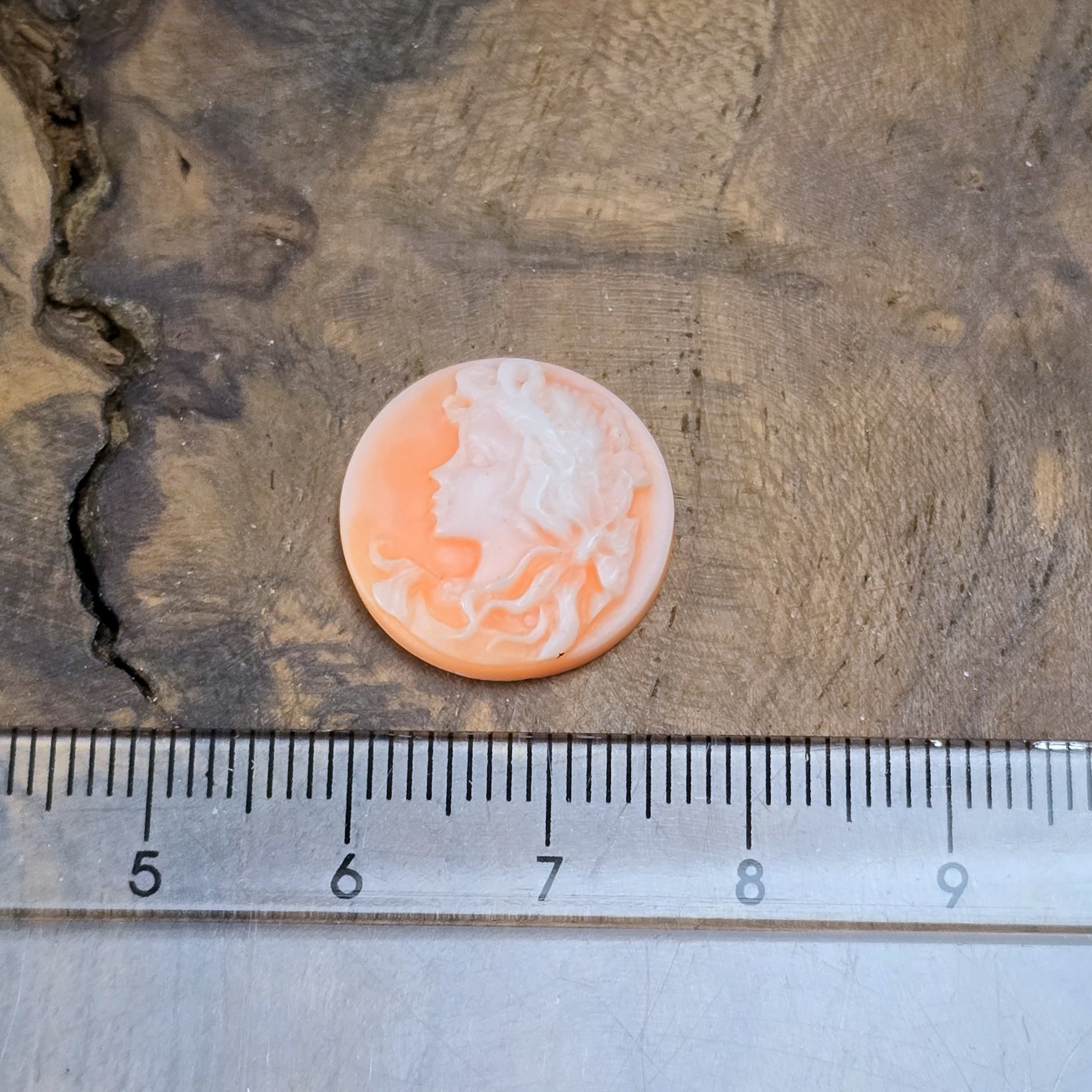 Das Bild zeigt runde Kamee-Cabochons – 17mm – Orange – Ein Hauch von Vintage für deine kreativen Projekte