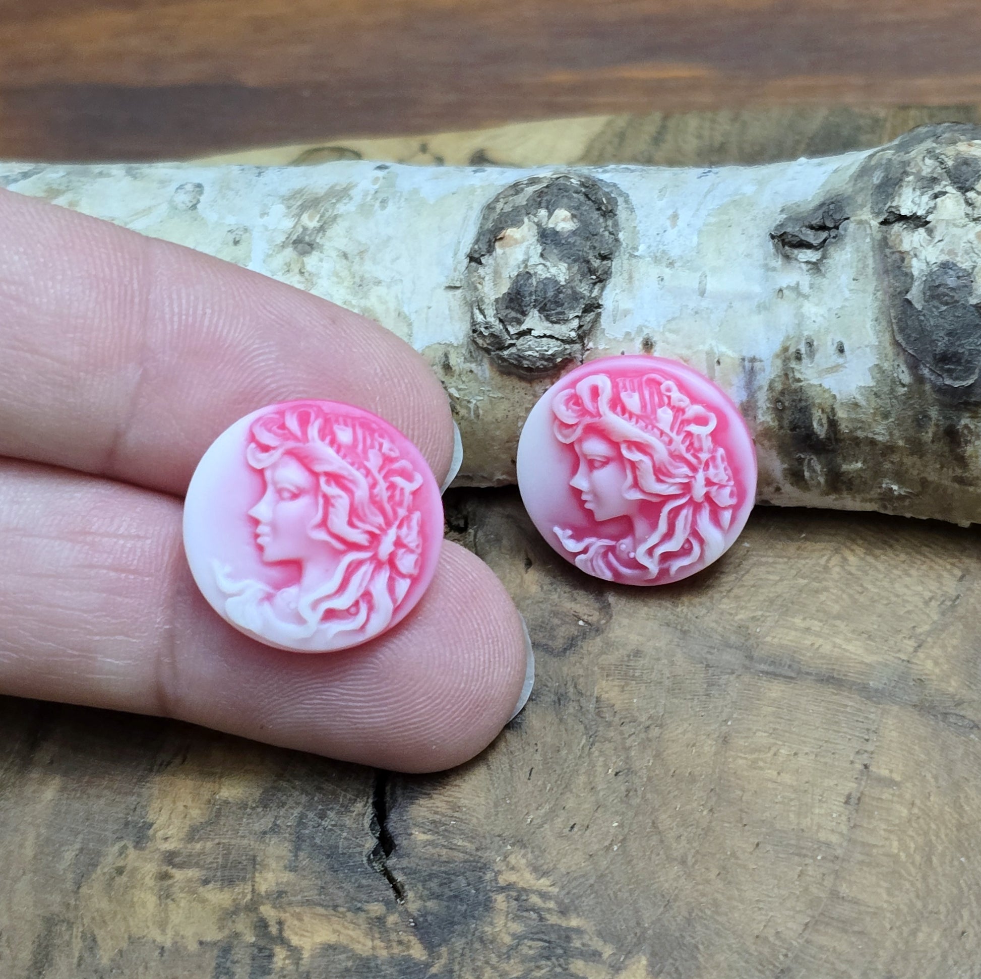 Das Bild zeigt runde Kamee-Cabochons – 17mm – Magenta – Eleganz Vintage-Charme für deine DIY-Kreationen