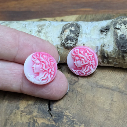 Das Bild zeigt runde Kamee-Cabochons – 17mm – Magenta – Eleganz Vintage-Charme für deine DIY-Kreationen