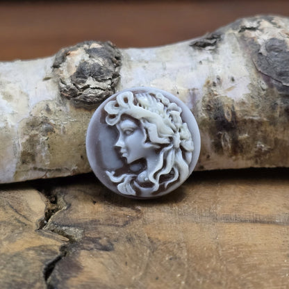 Das Bild zeigt runde Kamee-Cabochons – 17mm – Braun – Vintage-Flair für deine kreativen Projekte