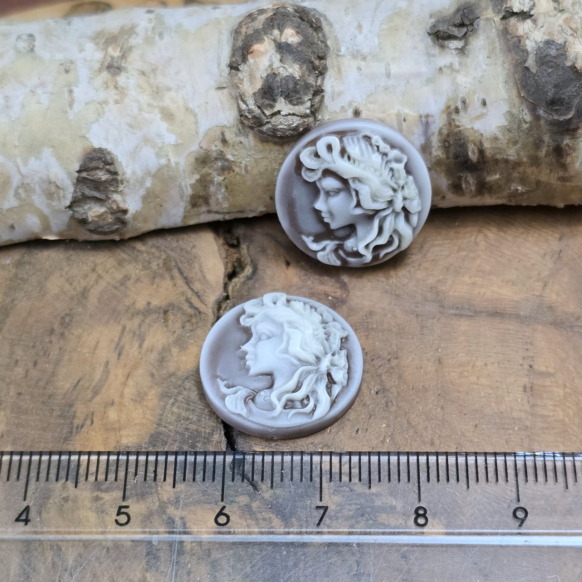Das Bild zeigt runde Kamee-Cabochons – 17mm – Braun – Vintage-Flair für deine kreativen Projekte