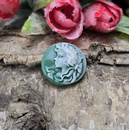 Das Bild zeigt runde Kamee-Cabochons – 17mm – Grün – Vintage-Charme für deine kreativen Projekte