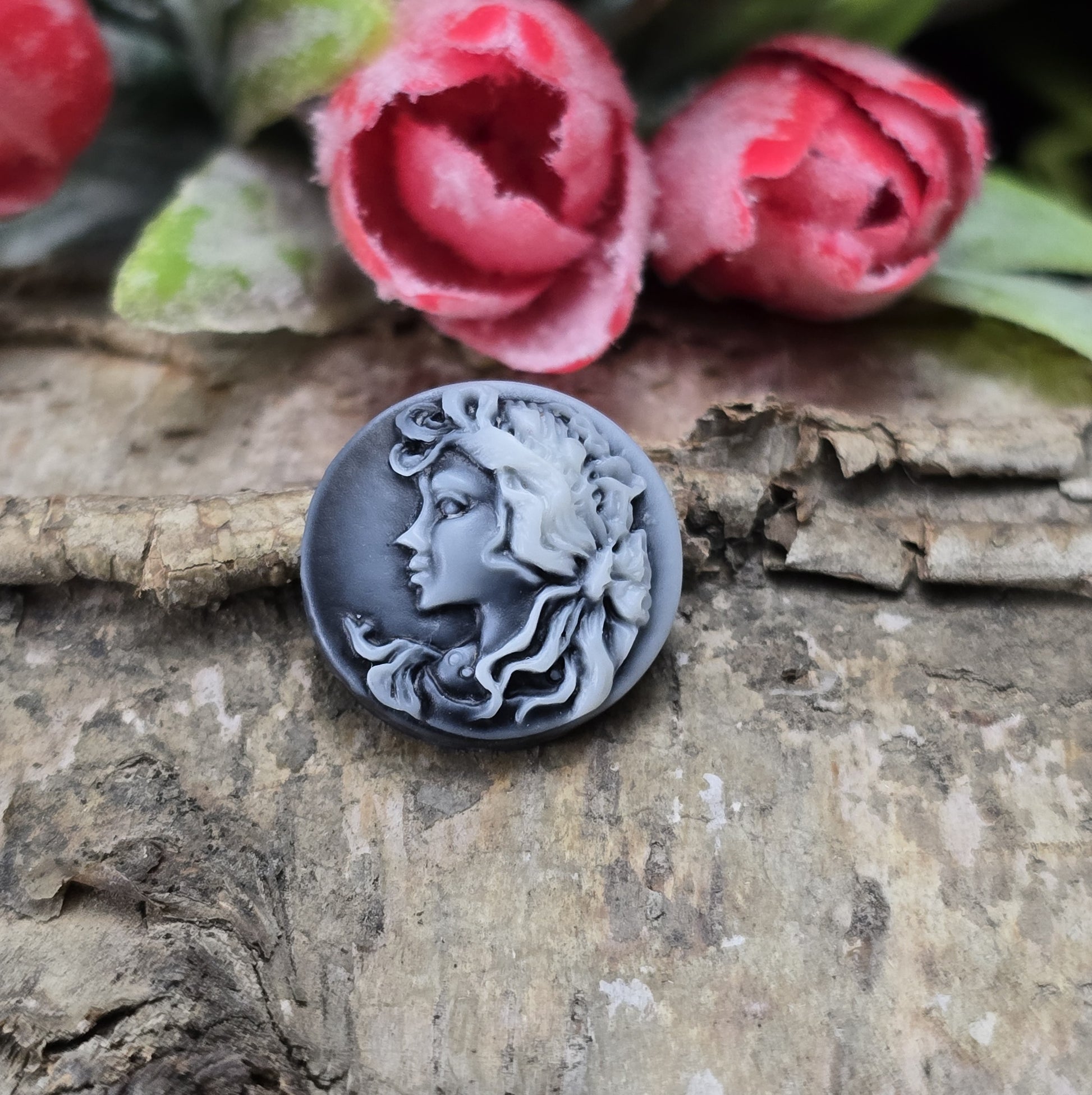 Das Bild zeigt runde Kamee-Cabochons – 17mm – Schwarz – Klassische Eleganz für deine kreativen Projekte