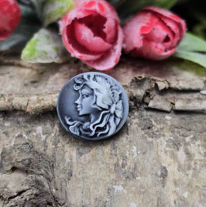 Das Bild zeigt runde Kamee-Cabochons – 17mm – Schwarz – Klassische Eleganz für deine kreativen Projekte