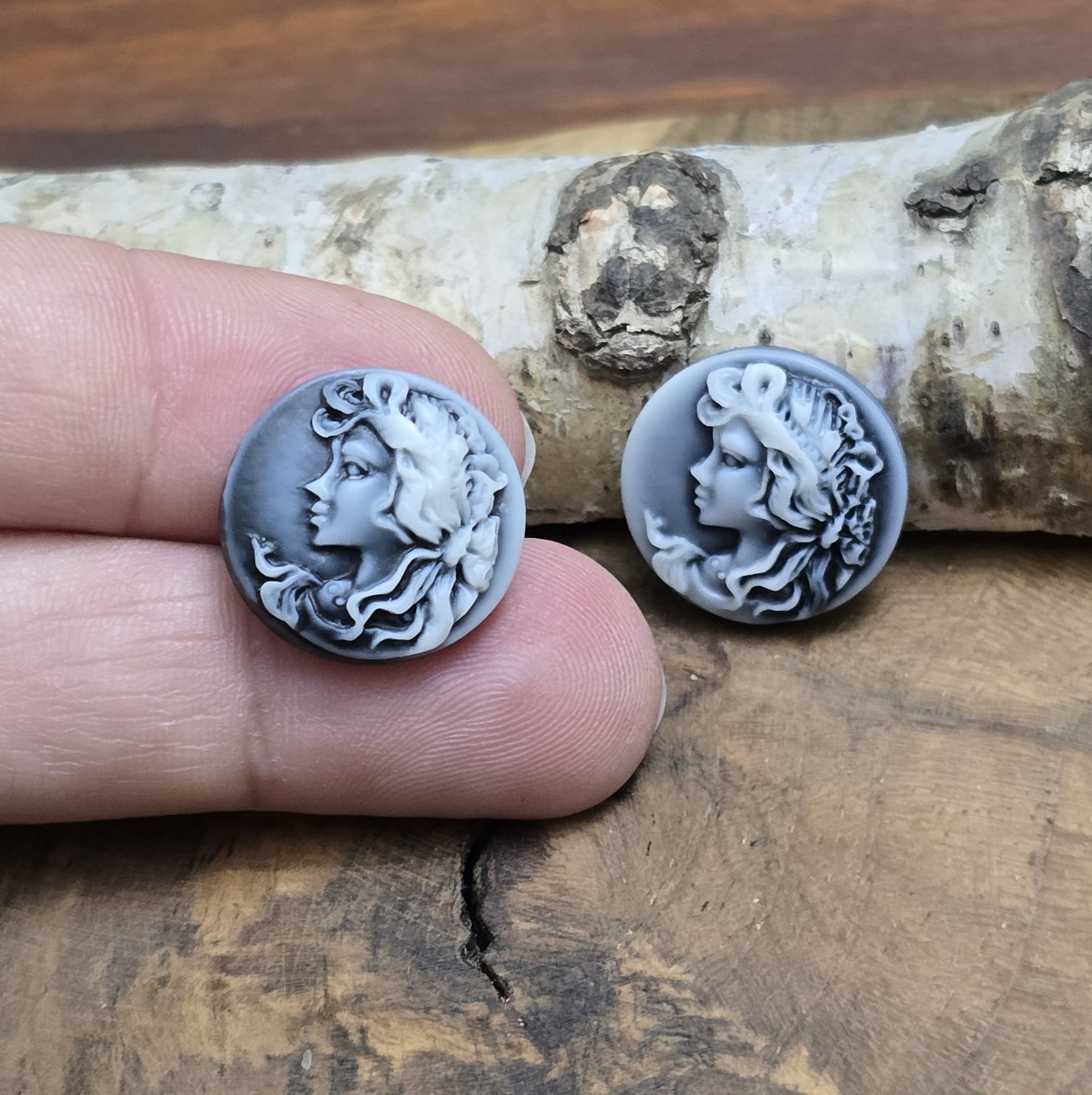Das Bild zeigt runde Kamee-Cabochons – 17mm – Schwarz – Klassische Eleganz für deine kreativen Projekte