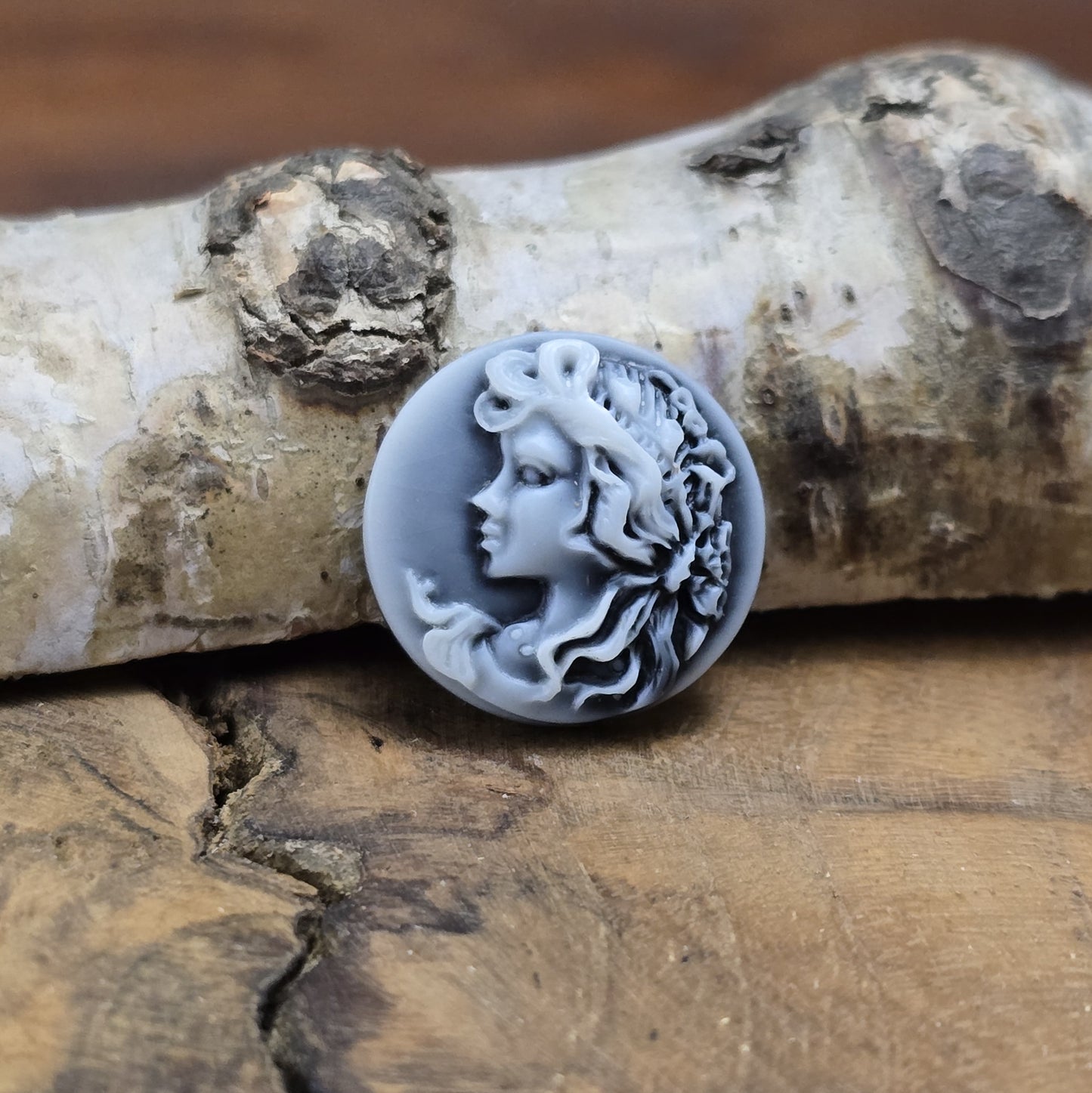 Das Bild zeigt runde Kamee-Cabochons – 17mm – Schwarz – Klassische Eleganz für deine kreativen Projekte