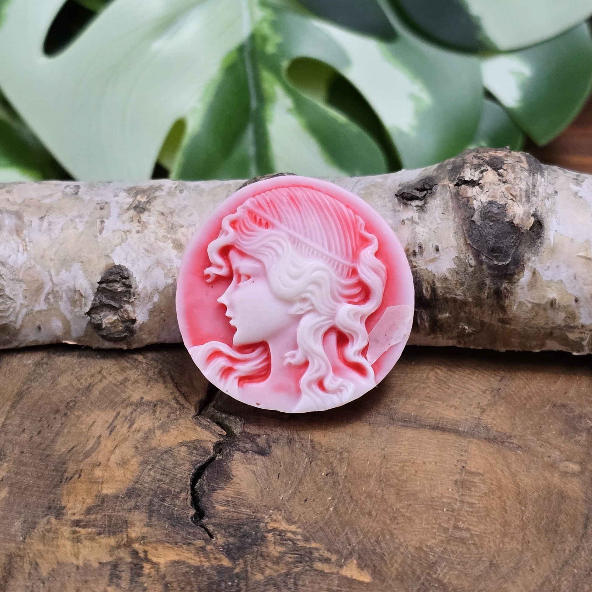 Das Bild zeigt einen runden Kamee-Cabochon – 31mm – Lachsrot – Vintage-Charme für deine kreativen Projekte