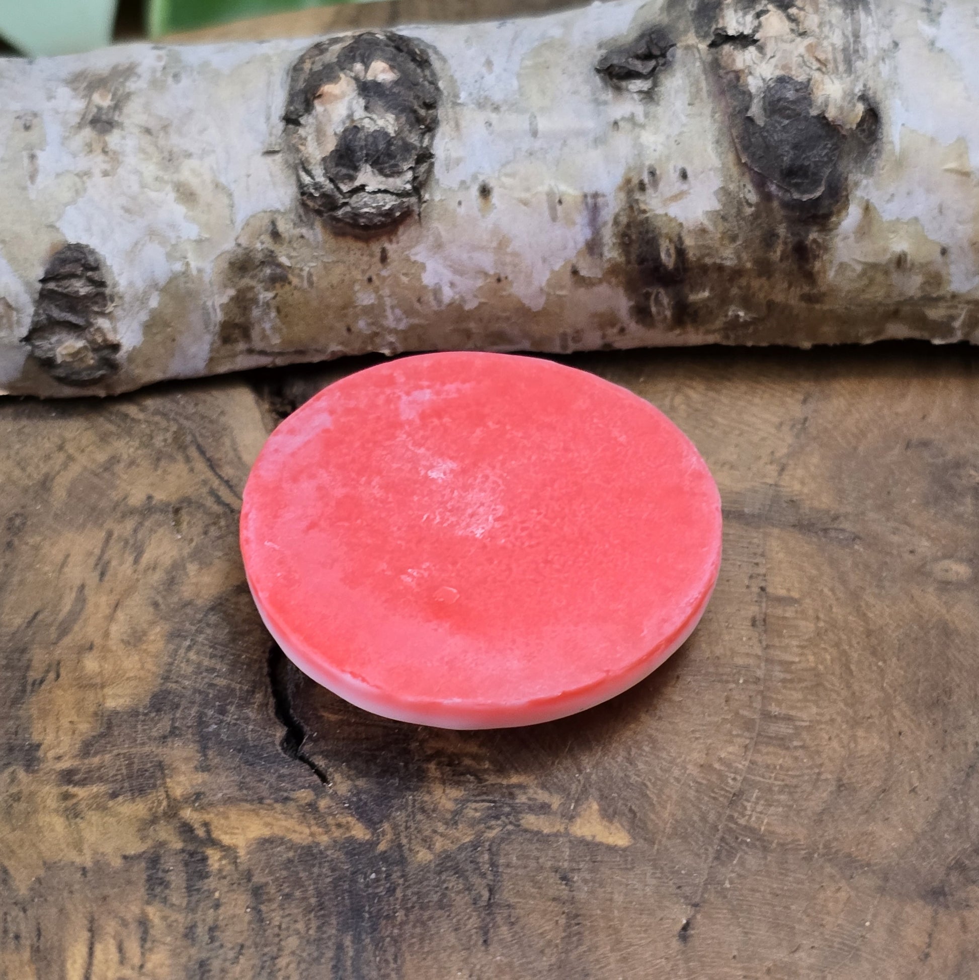 Das Bild zeigt einen runden Kamee-Cabochon – 31mm – Lachsrot – Vintage-Charme für deine kreativen Projekte