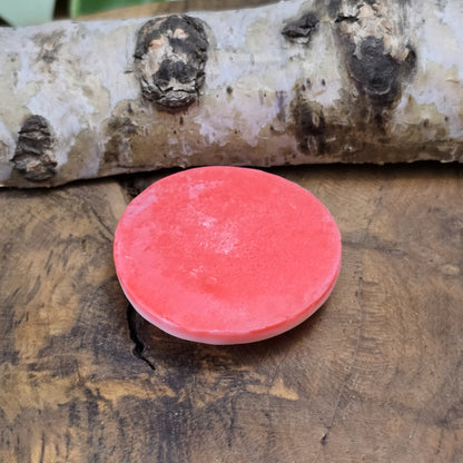 Das Bild zeigt einen runden Kamee-Cabochon – 31mm – Lachsrot – Vintage-Charme für deine kreativen Projekte