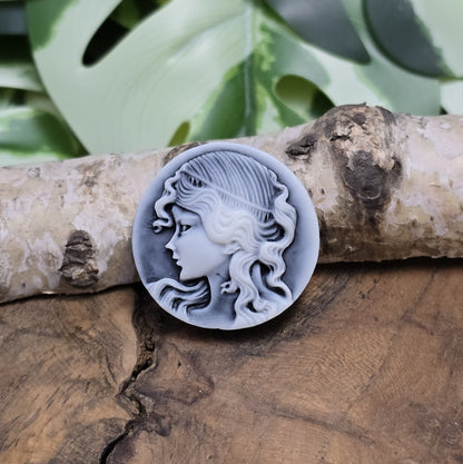 Das Bild zeigt einen runden Kamee-Cabochon – 31mm – Schwarz – Klassische Eleganz für deine DIY-Projekte