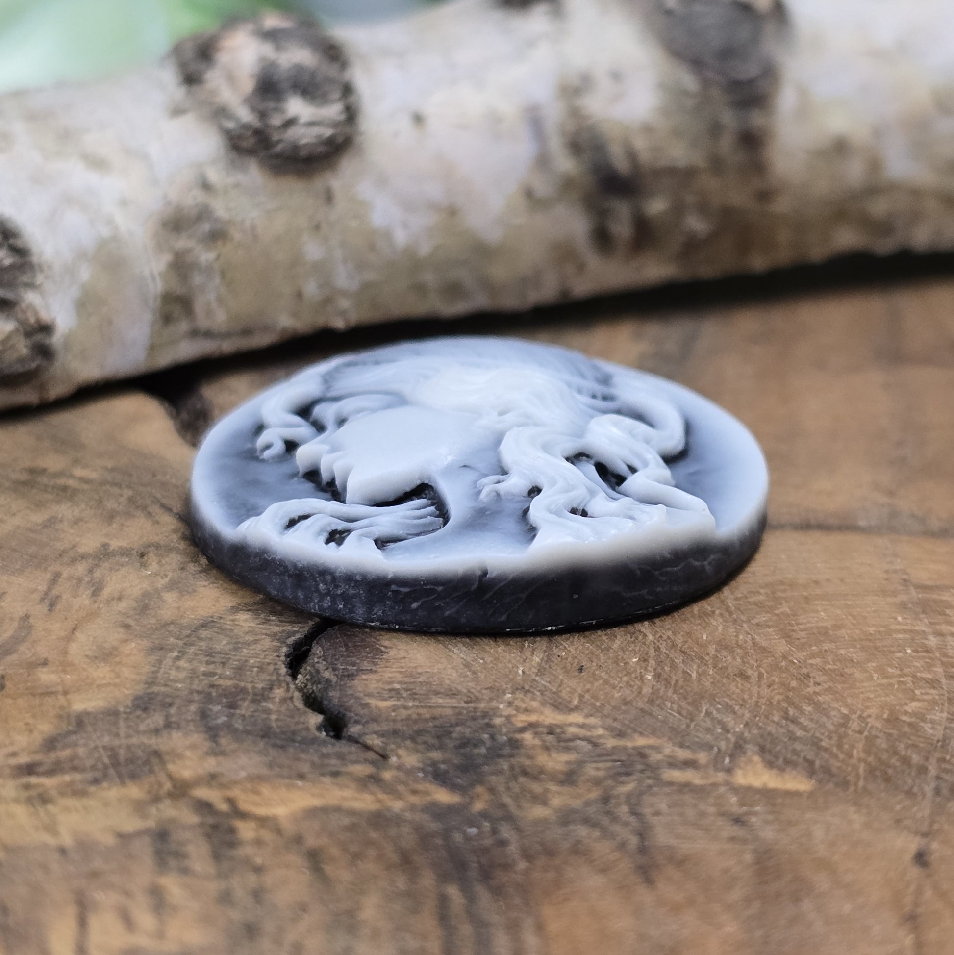 Das Bild zeigt einen runden Kamee-Cabochon – 31mm – Schwarz – Klassische Eleganz für deine DIY-Projekte