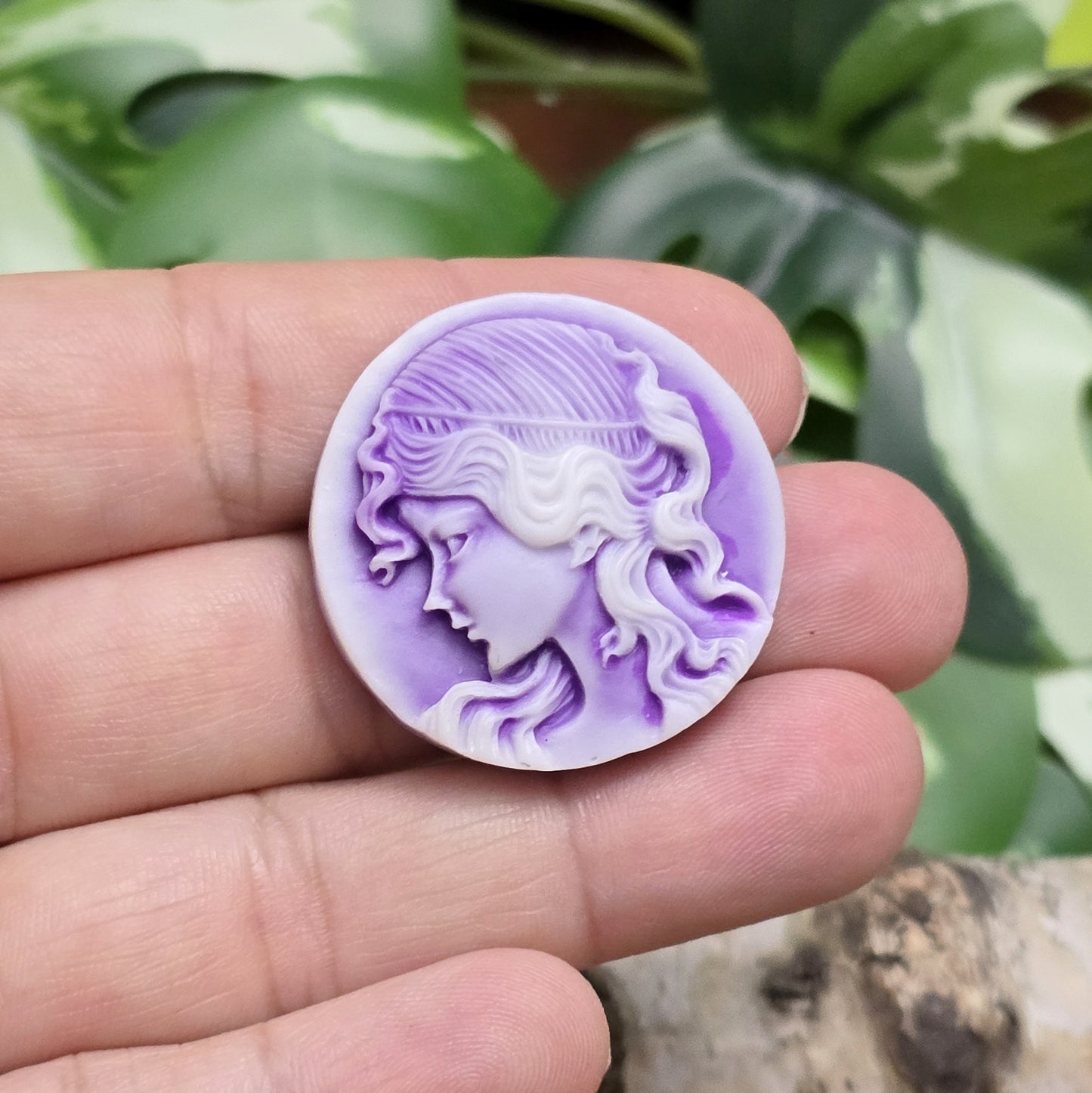 Das Bild zeigt einen runden Kamee-Cabochon – 31mm – Lila – Romantische Eleganz für deine DIY-Projekte