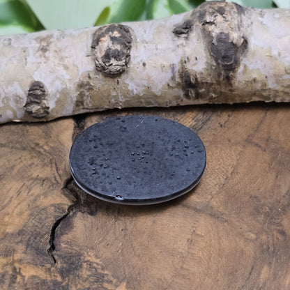 Das Bild zeigt einen ovalen Kamee-Cabochon – 34 x 27mm – Schwarz – Zeitlose Eleganz für deine DIY-Projekte