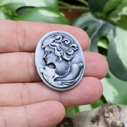 Das Bild zeigt einen ovalen Kamee-Cabochon – 34 x 27mm – Schwarz – Zeitlose Eleganz für deine DIY-Projekte