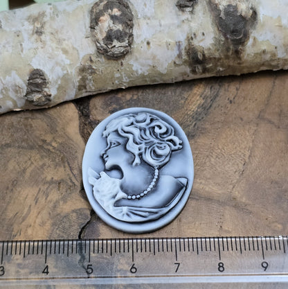 Das Bild zeigt einen ovalen Kamee-Cabochon – 34 x 27mm – Schwarz – Zeitlose Eleganz für deine DIY-Projekte