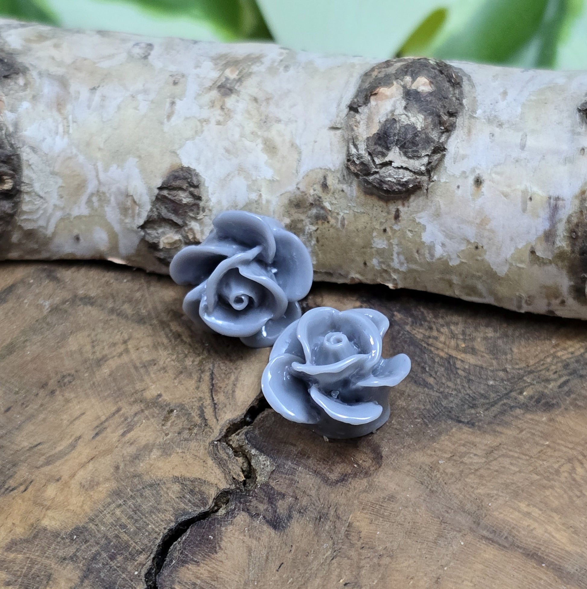 Das Bild zeig Cabochons Rose – 14mm – Grau – Zeitlose Eleganz für deine Schmuckkreationen 🌹✨