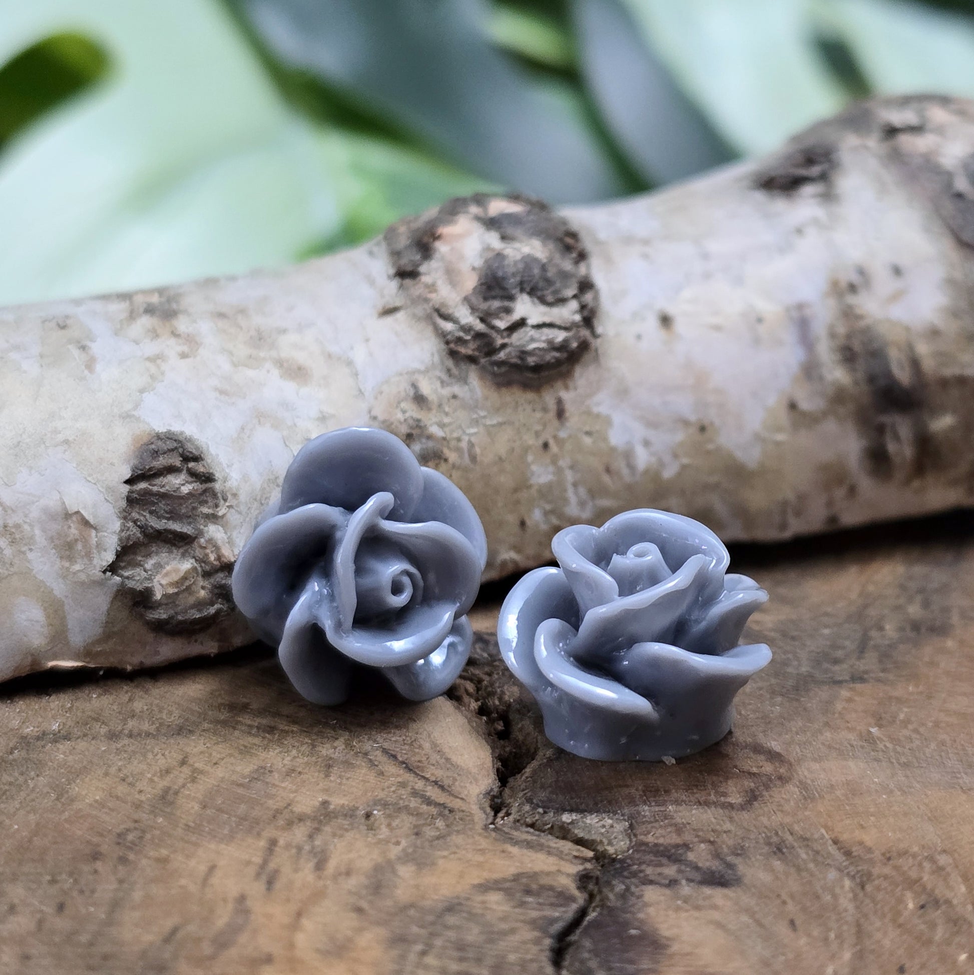 Das Bild zeig Cabochons Rose – 14mm – Grau – Zeitlose Eleganz für deine Schmuckkreationen 🌹✨